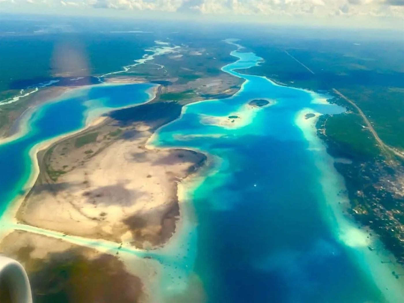 Vista aérea de la Laguna de Bacalar, la Laguna de los Siete Colores