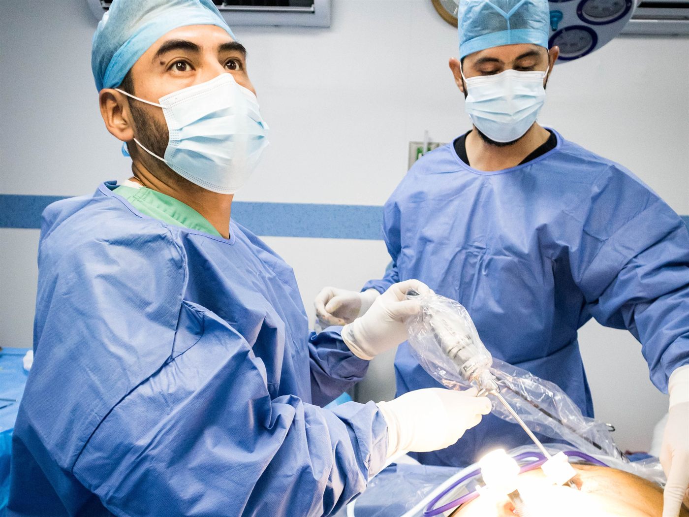 Cirujanos realizando una cirugía bariátrica en quirófano de Bacalar Bariatrics